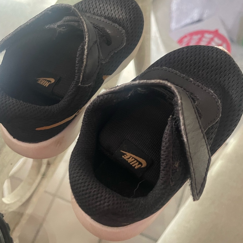 Nike Black Sneakers with Breathable Mesh and Low-Cut Design